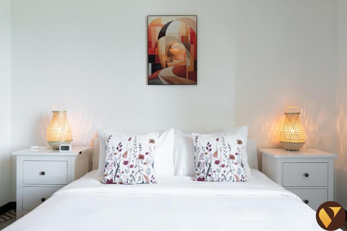 Vogue Modern One-bedroom In The Greens By Emaar With Balcony Apartment