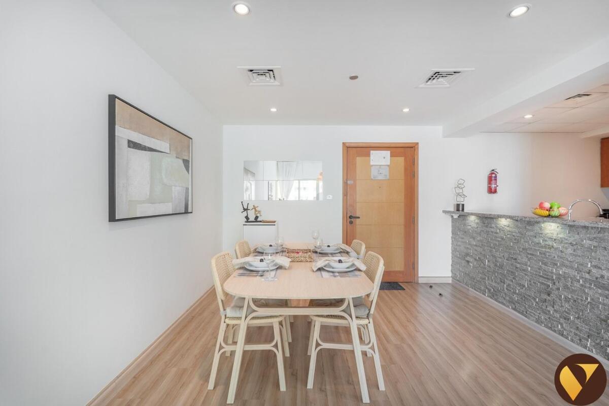 Apartment Vogue Modern One-bedroom In The Greens By Emaar With Balcony