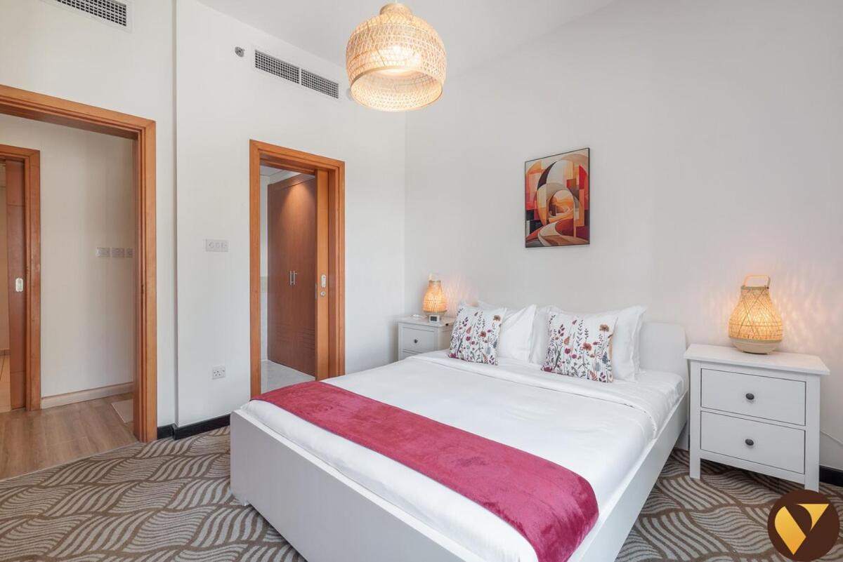 Vogue Modern One-bedroom In The Greens By Emaar With Balcony Apartment