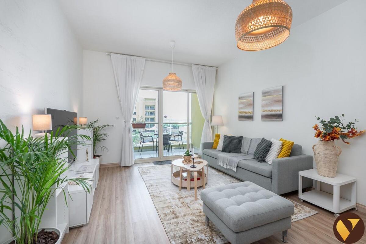 Vogue Modern One-bedroom In The Greens By Emaar With Balcony