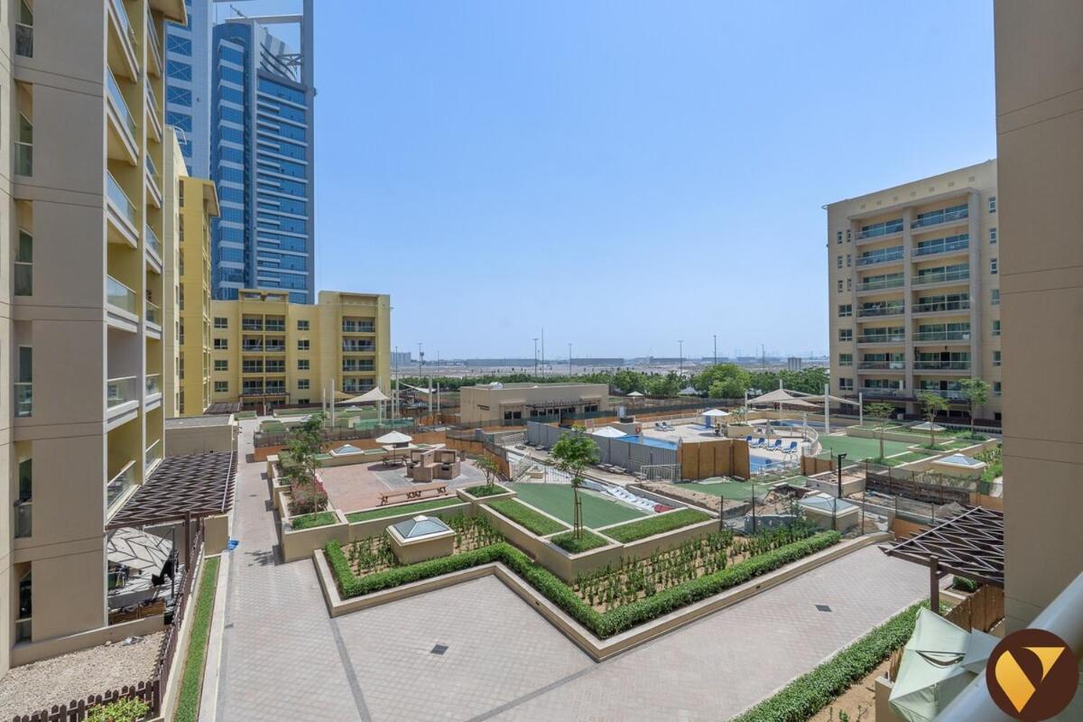 Vogue Modern One-bedroom In The Greens By Emaar With Balcony