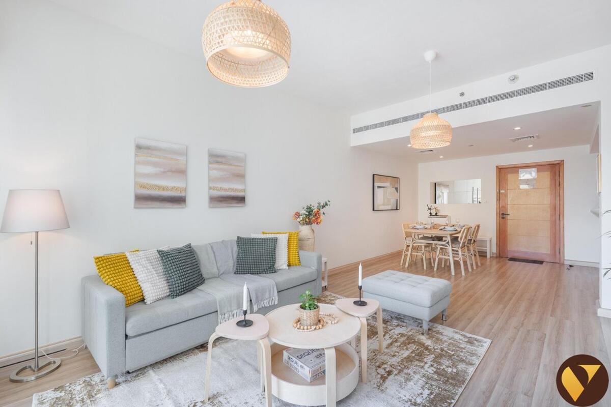 Vogue Modern One-bedroom In The Greens By Emaar With Balcony Apartment